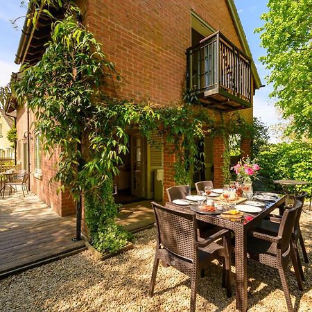 Ashton Keynes Cosy Cotswold Lodge By Your Home Here - Summer Sale For 3 Plus Nights - Ideal For Families With Log-Burner, Spa, Private Parking And Heated Swimming Pools מראה חיצוני תמונה