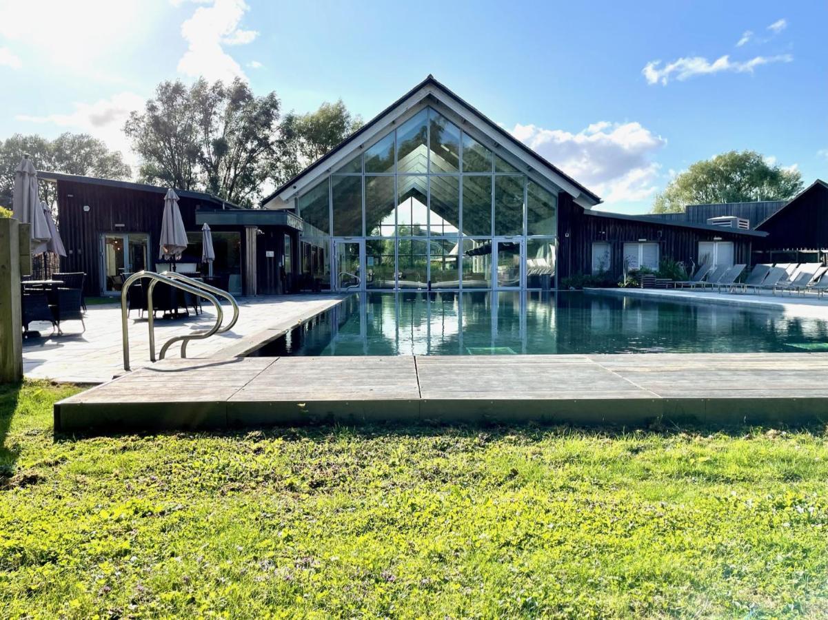 Ashton Keynes Cosy Cotswold Lodge By Your Home Here - Summer Sale For 3 Plus Nights - Ideal For Families With Log-Burner, Spa, Private Parking And Heated Swimming Pools מראה חיצוני תמונה