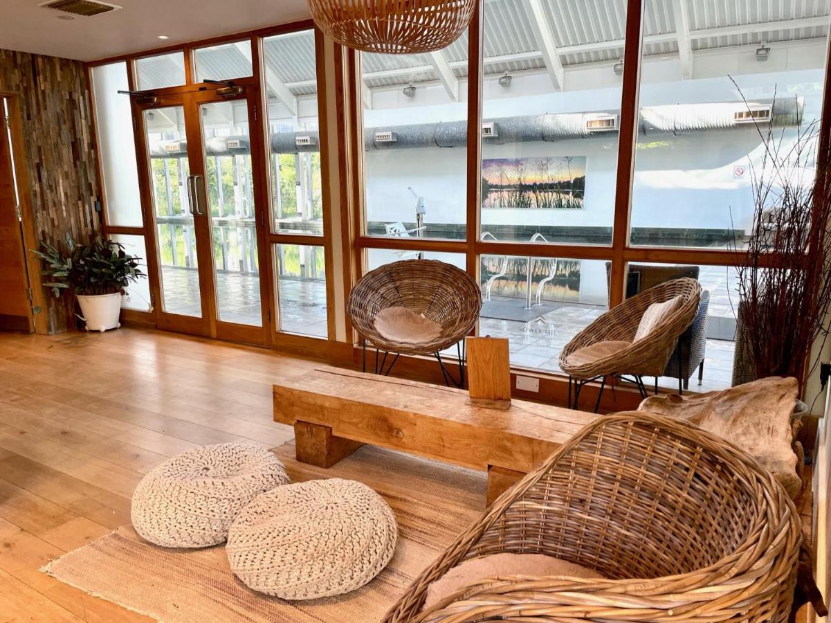 Ashton Keynes Cosy Cotswold Lodge By Your Home Here - Summer Sale For 3 Plus Nights - Ideal For Families With Log-Burner, Spa, Private Parking And Heated Swimming Pools מראה חיצוני תמונה