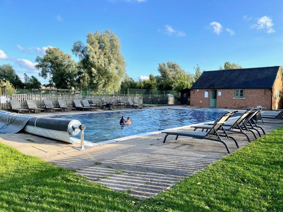 Ashton Keynes Cosy Cotswold Lodge By Your Home Here - Summer Sale For 3 Plus Nights - Ideal For Families With Log-Burner, Spa, Private Parking And Heated Swimming Pools מראה חיצוני תמונה