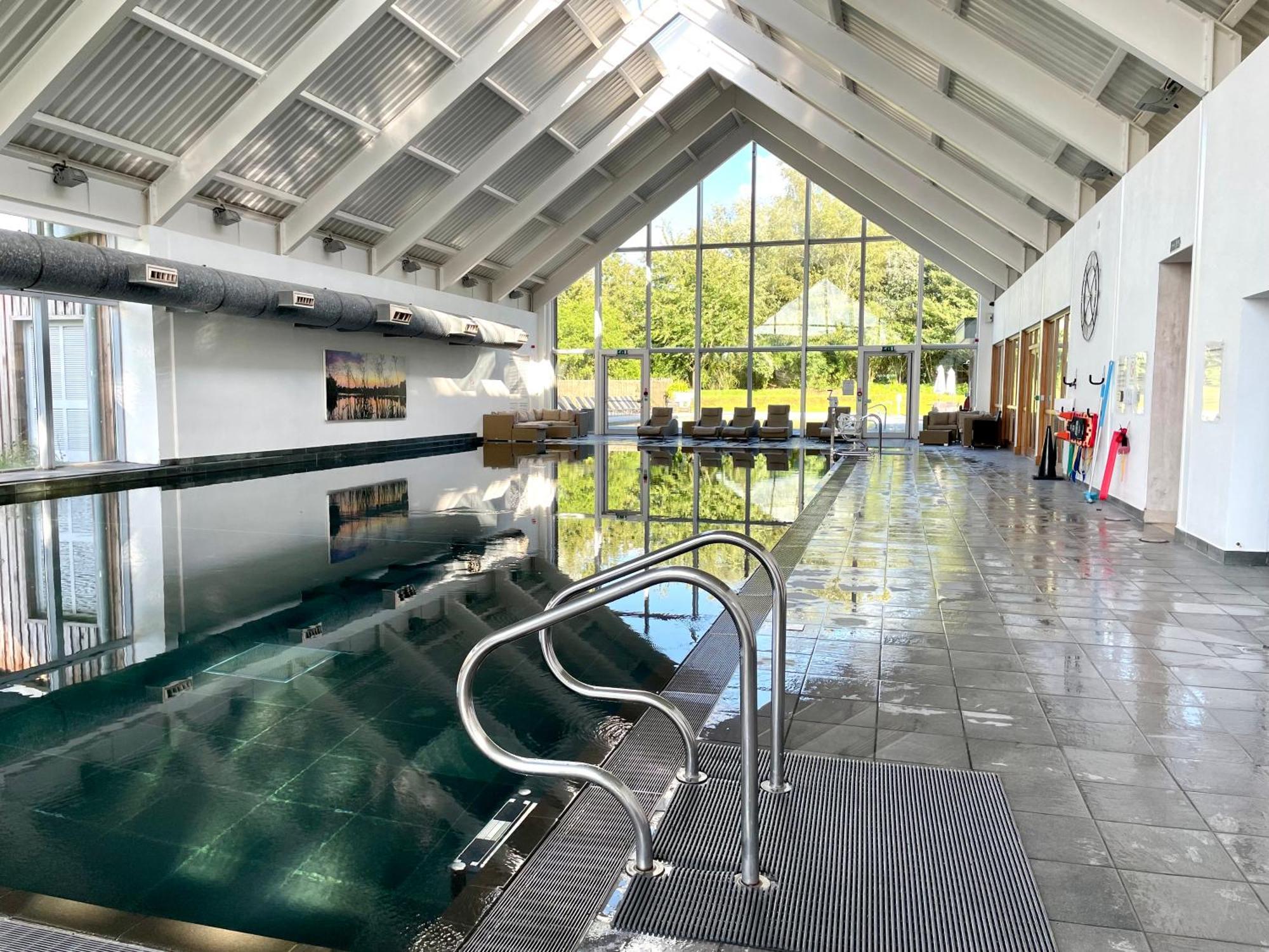 Ashton Keynes Cosy Cotswold Lodge By Your Home Here - Summer Sale For 3 Plus Nights - Ideal For Families With Log-Burner, Spa, Private Parking And Heated Swimming Pools מראה חיצוני תמונה