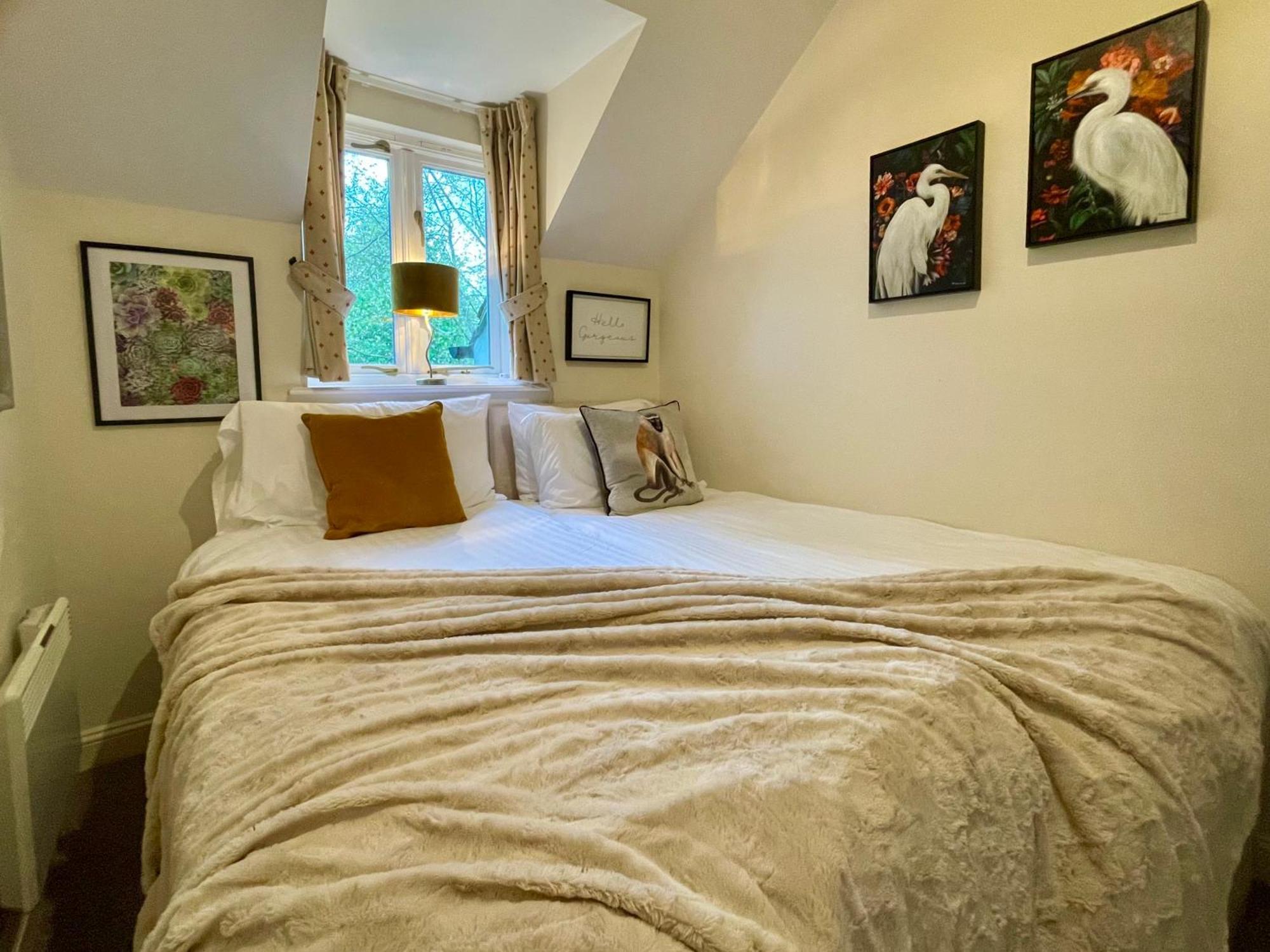 Ashton Keynes Cosy Cotswold Lodge By Your Home Here - Summer Sale For 3 Plus Nights - Ideal For Families With Log-Burner, Spa, Private Parking And Heated Swimming Pools מראה חיצוני תמונה