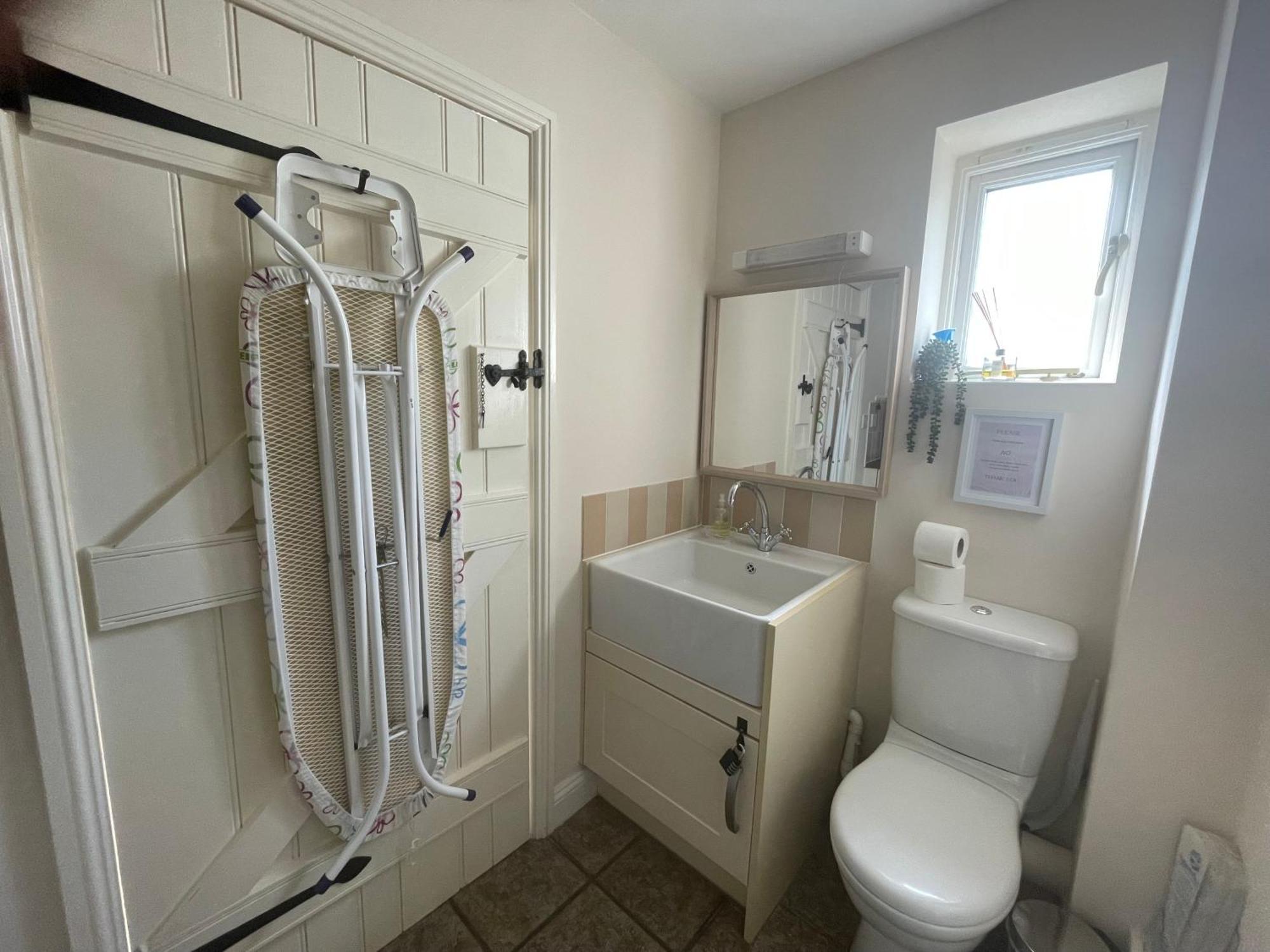 Ashton Keynes Cosy Cotswold Lodge By Your Home Here - Summer Sale For 3 Plus Nights - Ideal For Families With Log-Burner, Spa, Private Parking And Heated Swimming Pools מראה חיצוני תמונה