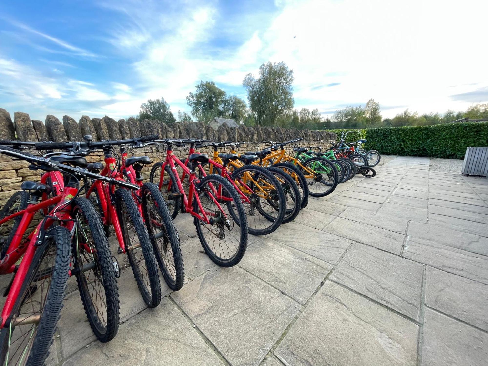 Ashton Keynes Cosy Cotswold Lodge By Your Home Here - Summer Sale For 3 Plus Nights - Ideal For Families With Log-Burner, Spa, Private Parking And Heated Swimming Pools מראה חיצוני תמונה