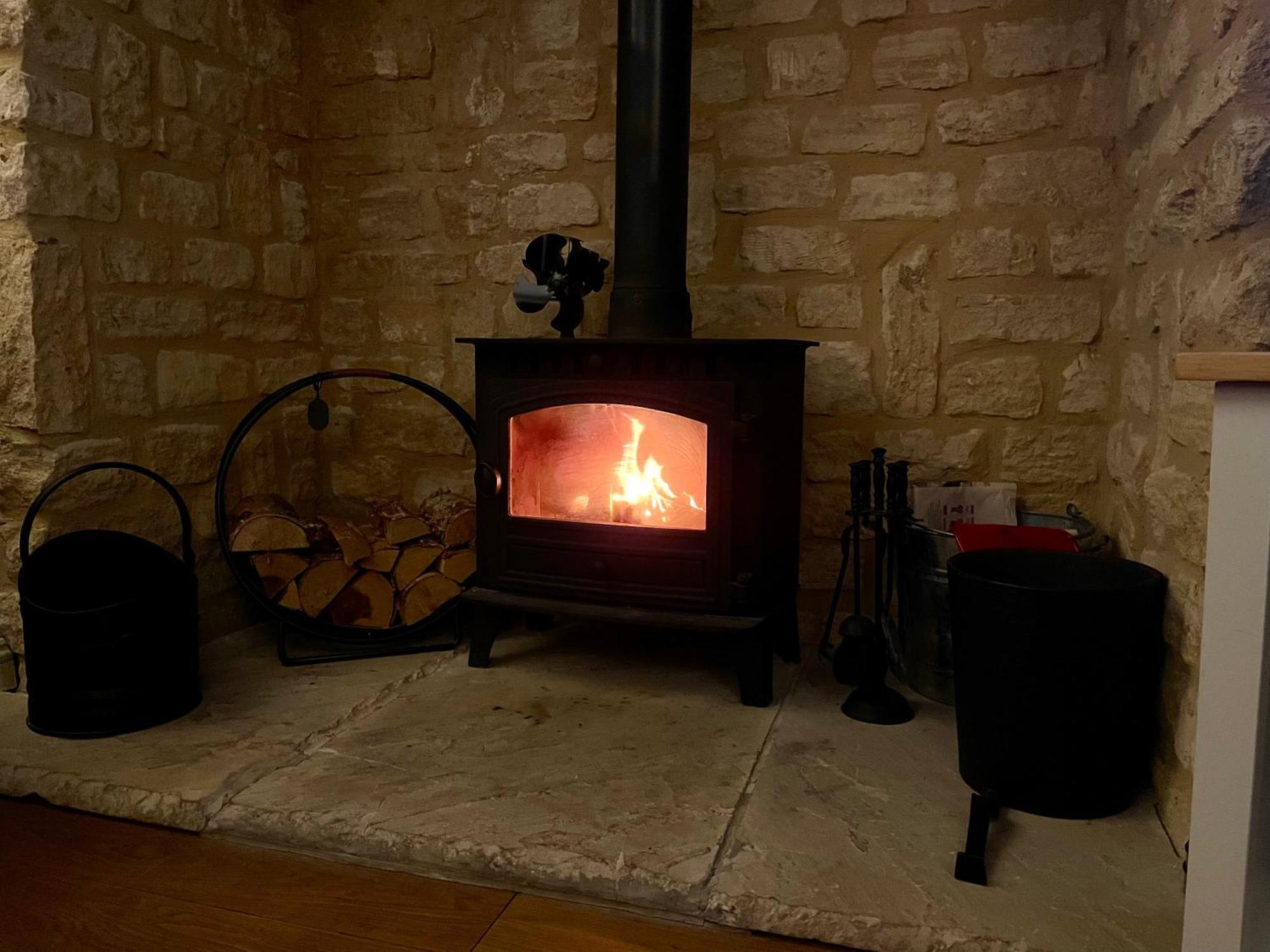 Ashton Keynes Cosy Cotswold Lodge By Your Home Here - Summer Sale For 3 Plus Nights - Ideal For Families With Log-Burner, Spa, Private Parking And Heated Swimming Pools מראה חיצוני תמונה