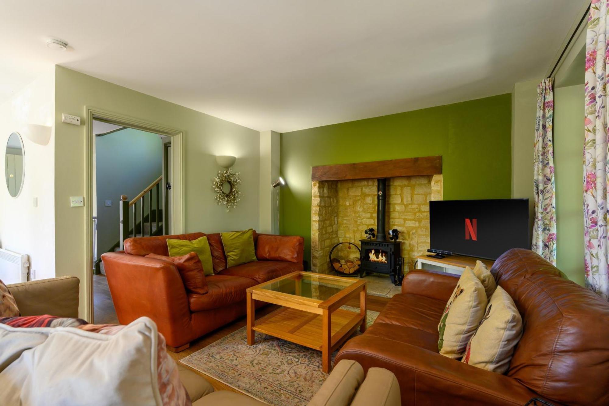 Ashton Keynes Cosy Cotswold Lodge By Your Home Here - Summer Sale For 3 Plus Nights - Ideal For Families With Log-Burner, Spa, Private Parking And Heated Swimming Pools מראה חיצוני תמונה