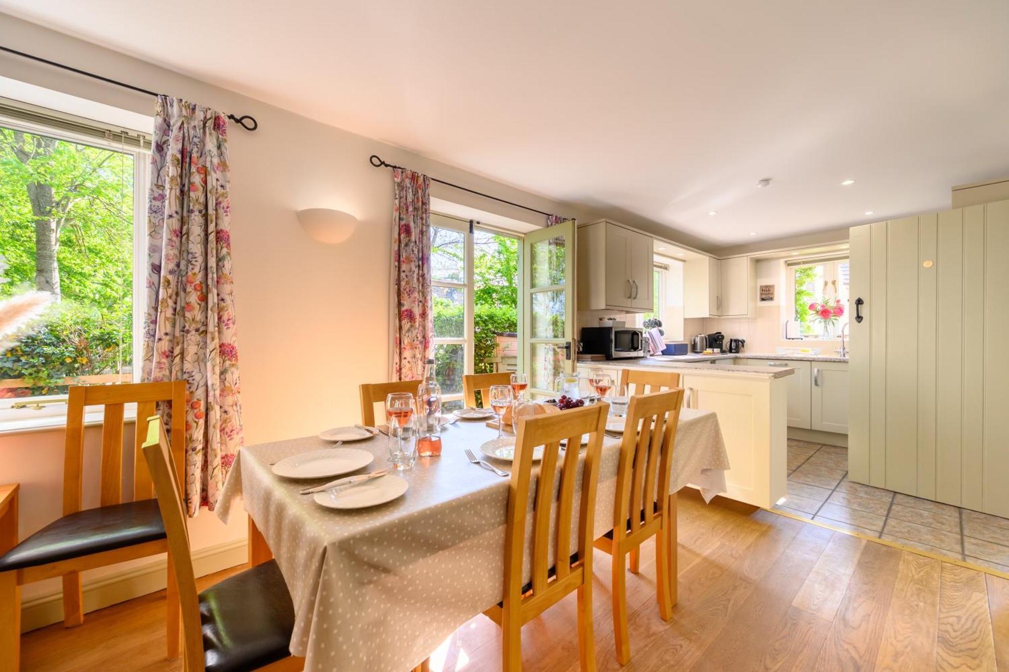 Ashton Keynes Cosy Cotswold Lodge By Your Home Here - Summer Sale For 3 Plus Nights - Ideal For Families With Log-Burner, Spa, Private Parking And Heated Swimming Pools מראה חיצוני תמונה