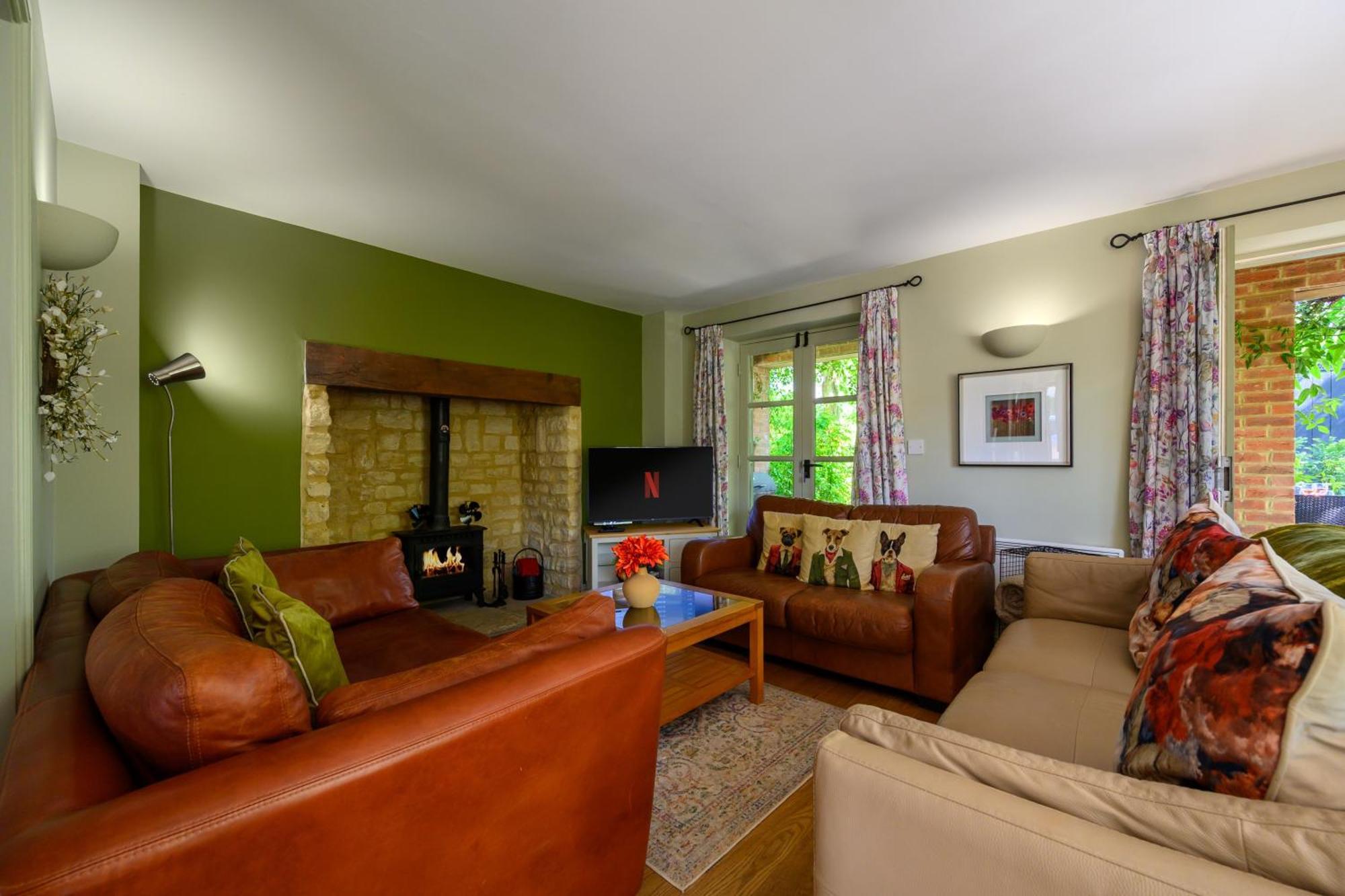 Ashton Keynes Cosy Cotswold Lodge By Your Home Here - Summer Sale For 3 Plus Nights - Ideal For Families With Log-Burner, Spa, Private Parking And Heated Swimming Pools מראה חיצוני תמונה