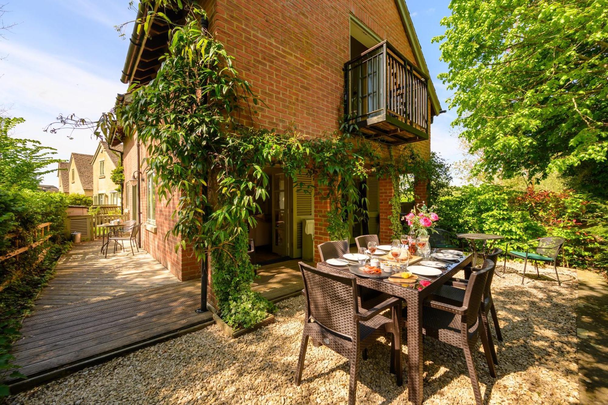 Ashton Keynes Cosy Cotswold Lodge By Your Home Here - Summer Sale For 3 Plus Nights - Ideal For Families With Log-Burner, Spa, Private Parking And Heated Swimming Pools מראה חיצוני תמונה