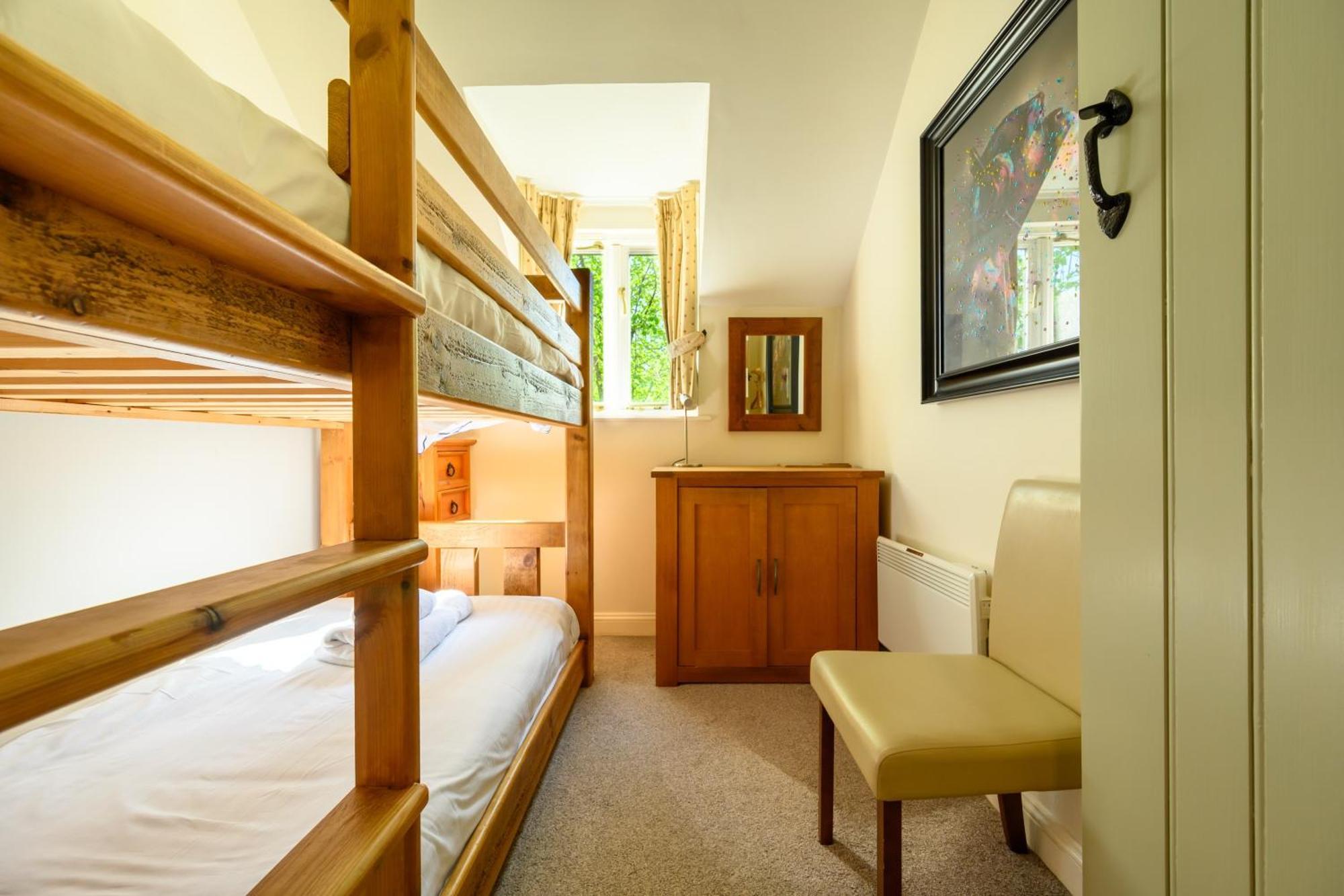 Ashton Keynes Cosy Cotswold Lodge By Your Home Here - Summer Sale For 3 Plus Nights - Ideal For Families With Log-Burner, Spa, Private Parking And Heated Swimming Pools מראה חיצוני תמונה