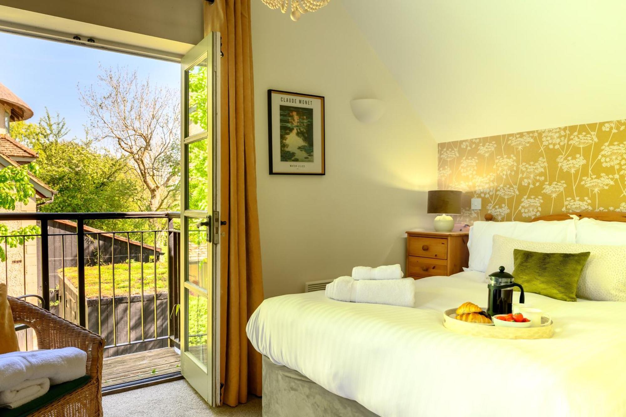 Ashton Keynes Cosy Cotswold Lodge By Your Home Here - Summer Sale For 3 Plus Nights - Ideal For Families With Log-Burner, Spa, Private Parking And Heated Swimming Pools מראה חיצוני תמונה