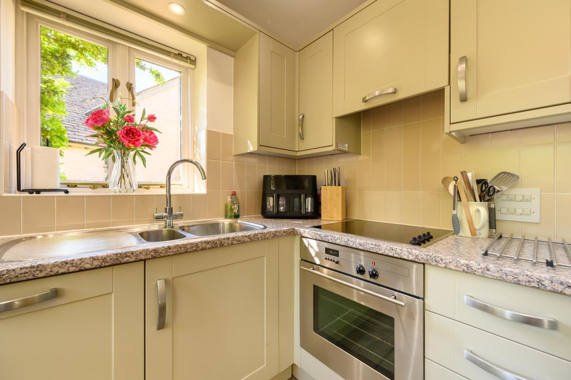 Ashton Keynes Cosy Cotswold Lodge By Your Home Here - Summer Sale For 3 Plus Nights - Ideal For Families With Log-Burner, Spa, Private Parking And Heated Swimming Pools מראה חיצוני תמונה