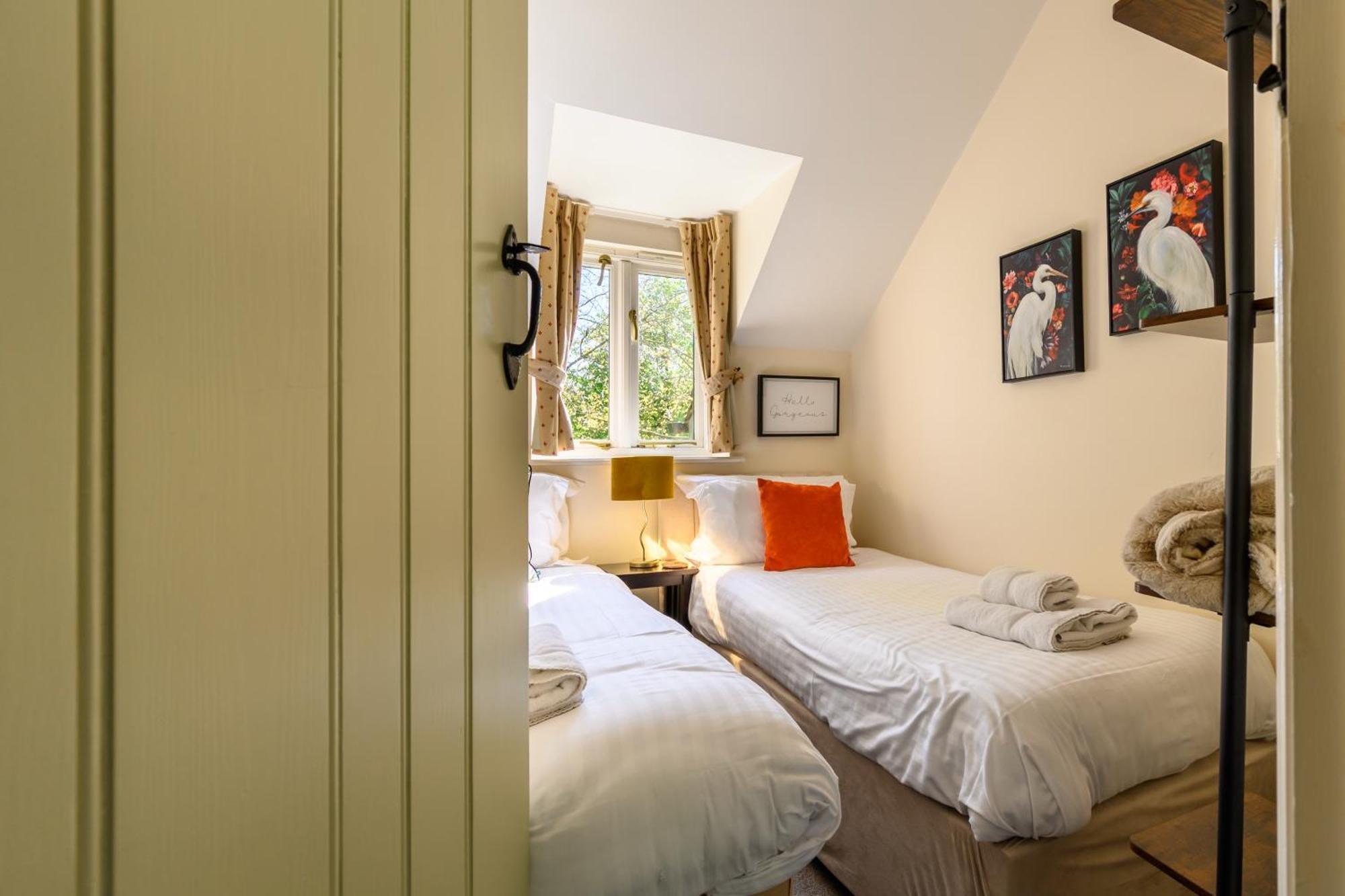 Ashton Keynes Cosy Cotswold Lodge By Your Home Here - Summer Sale For 3 Plus Nights - Ideal For Families With Log-Burner, Spa, Private Parking And Heated Swimming Pools מראה חיצוני תמונה