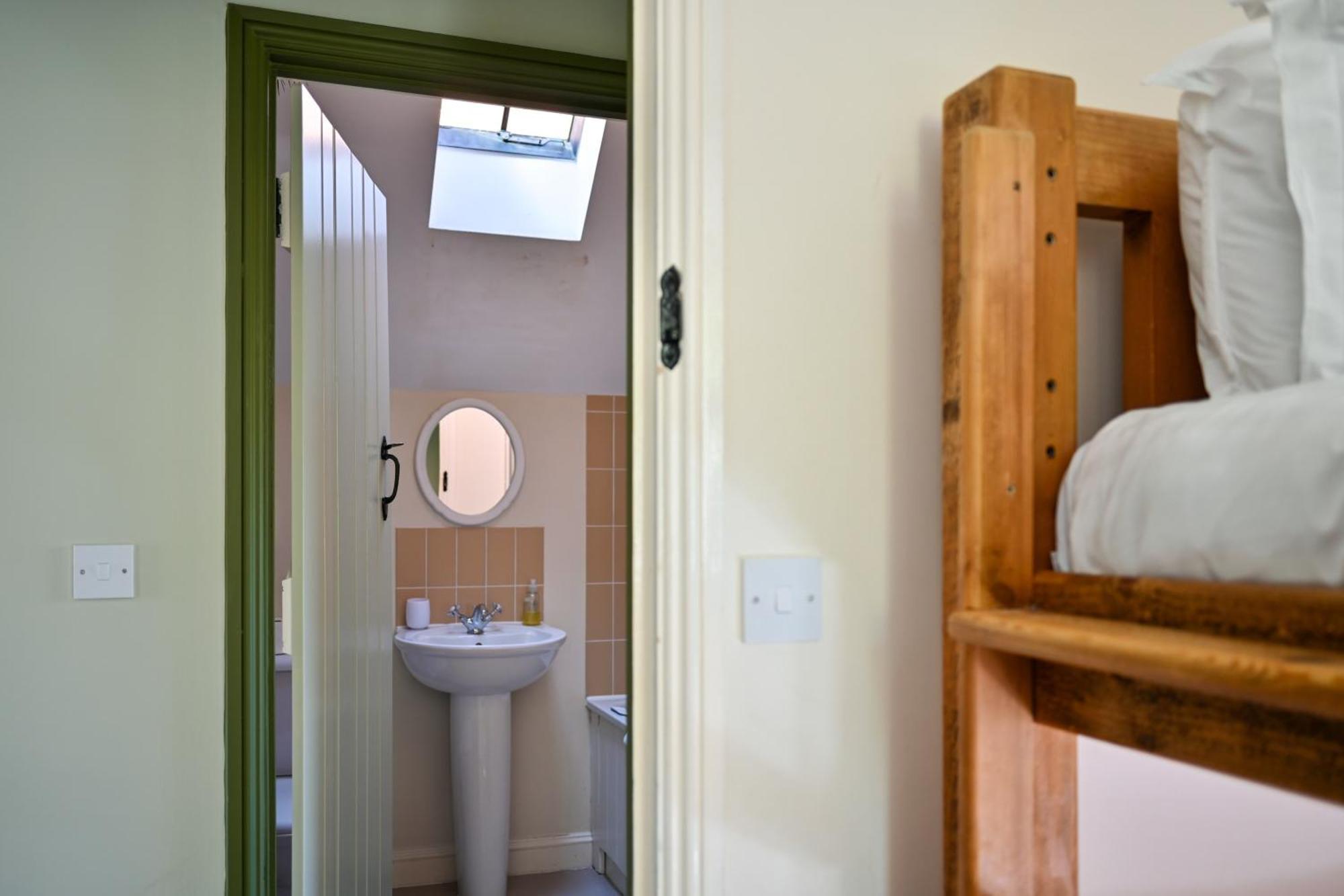 Ashton Keynes Cosy Cotswold Lodge By Your Home Here - Summer Sale For 3 Plus Nights - Ideal For Families With Log-Burner, Spa, Private Parking And Heated Swimming Pools מראה חיצוני תמונה
